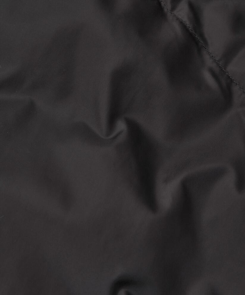 Daunenmantel mit hohem Kragen, Black