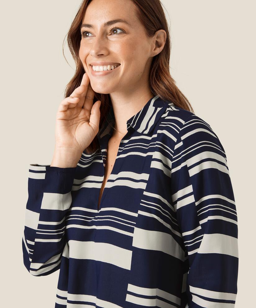 Bonela Bluse, Navy Blazer