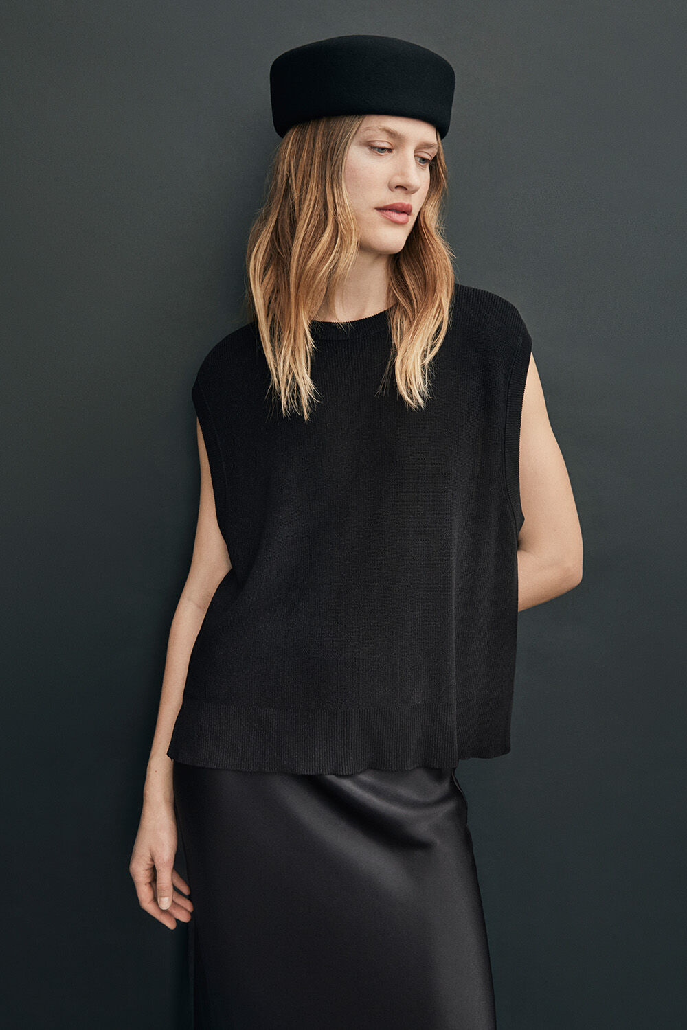 Weiches Stricktop aus Viskose mit Glimmerfaden - Black, Pillbox-Hut aus Wolle - Black, Rock aus Viskosesatin mit Gummizug - Black