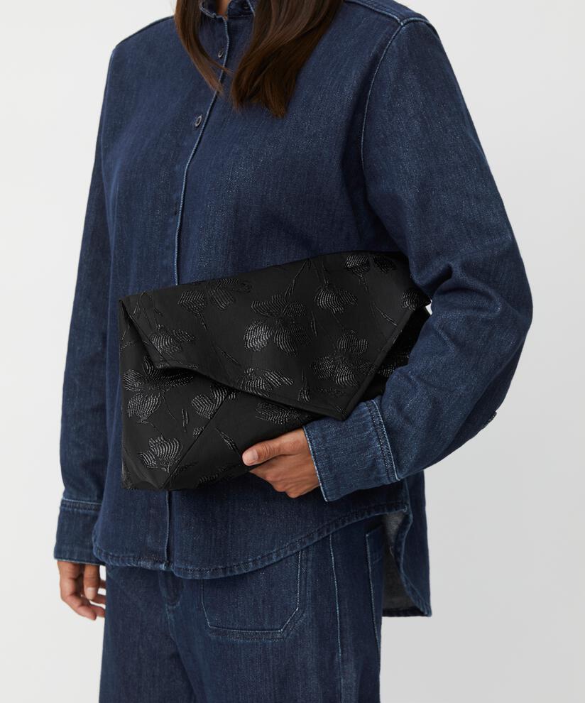 Tasche mit gestickten Blumen, Black