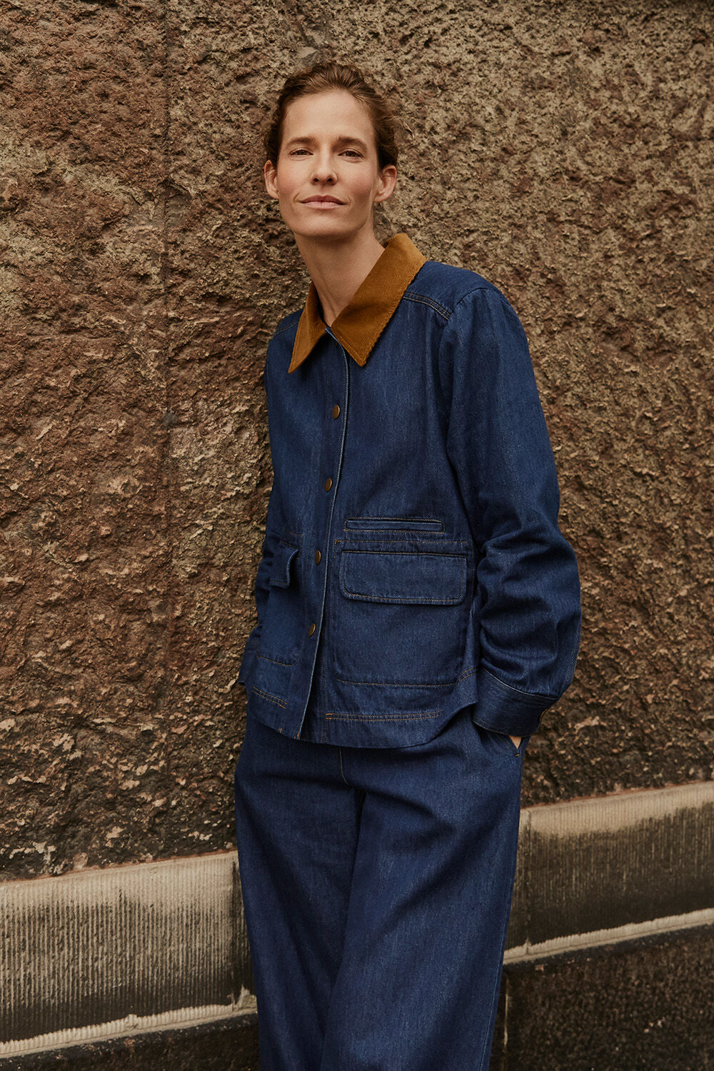 Jeansjacke mit Samtkragen und Fronttaschen - Dark Denim, Jeanshose mit weitem Bein und elastischem Bund - Dark Denim