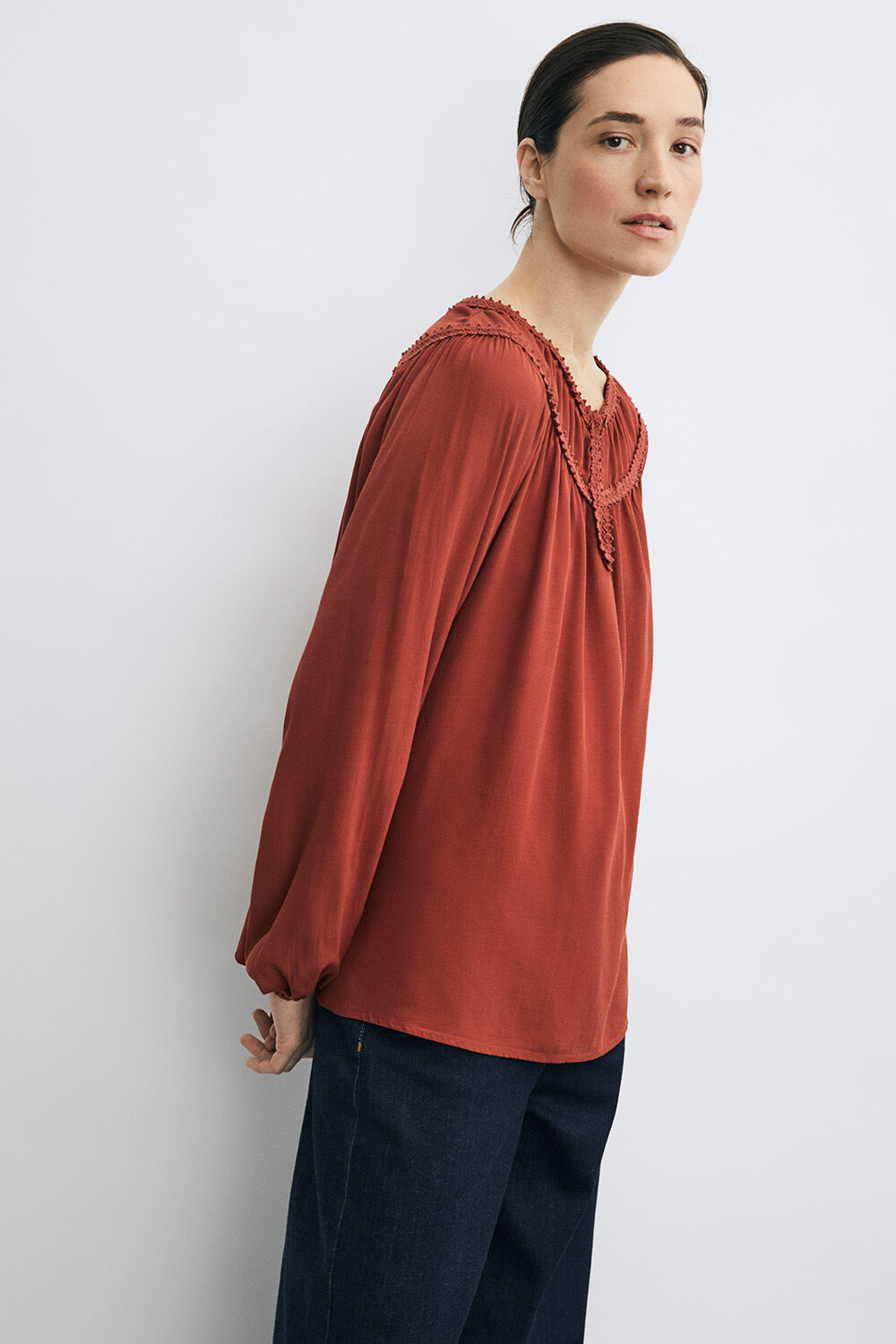 Viskosebluse mit H&auml;kelspitze und Falten - Russet Brown, Stretch-Jeans mit weitem Bein und Taschen - Dark Denim