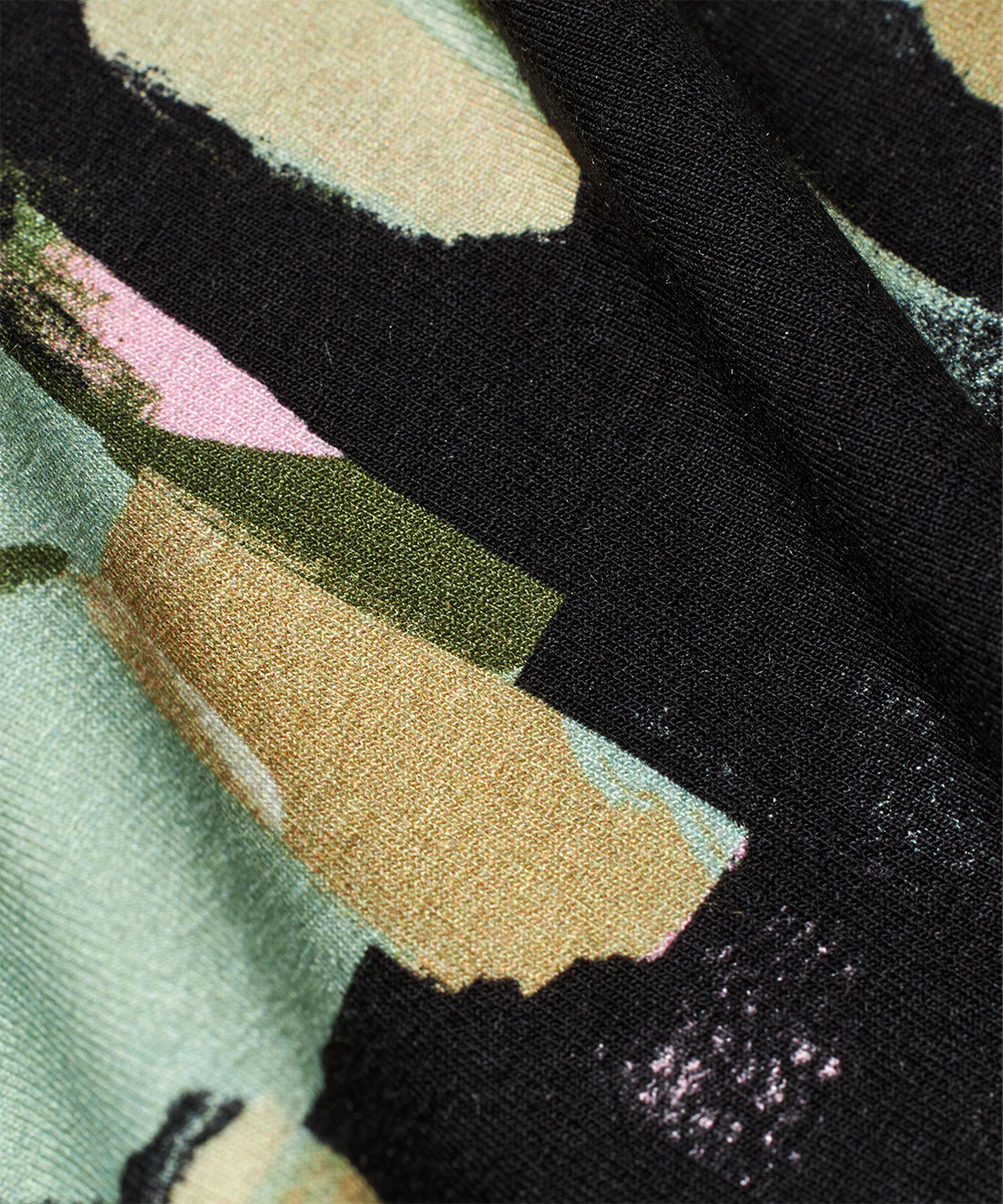 Die weiche Jersey-Qualität und die schlichte Passform sorgen für einen klassischen Look mit viel Komfort. Bedrucktes T-Shirt mit V-Ausschnitt, Black Das Oberteil hat außerdem einen femininen V-Ausschnitt, in dem du deine Lieblingshalskette zur Schau stellen kannst. Bedrucktes T-Shirt mit V-Ausschnitt, Black Kombiniere es mit einer schwarzen oder weißen Hose und kreiere einen komplett monochromen Look. Bedrucktes T-Shirt mit V-Ausschnitt, Black 95% Viskose, 5% Elasthan. Bedrucktes T-Shirt mit V-Ausschnitt, Black Das Model ist 177 cm groß und trägt Größe M. Bedrucktes T-Shirt mit V-Ausschnitt, Black Bedrucktes T-shirt Mit V-ausschnitt, Frosty Green