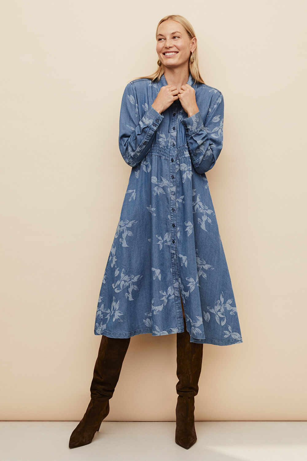 bedrucktes Jeanshemdkleid - Blue Denim, goldene Creolen - Beige