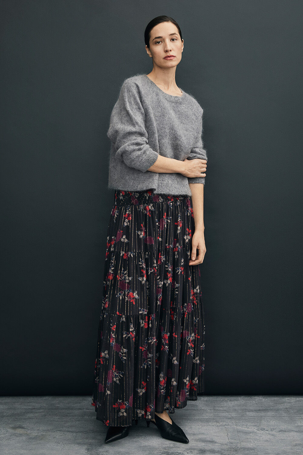 Pullover aus Wolle und Mohair mit Rundhals - Quiet Shade, Gebl&uuml;mter Viskoserock mit Smock-Gummizug - Black