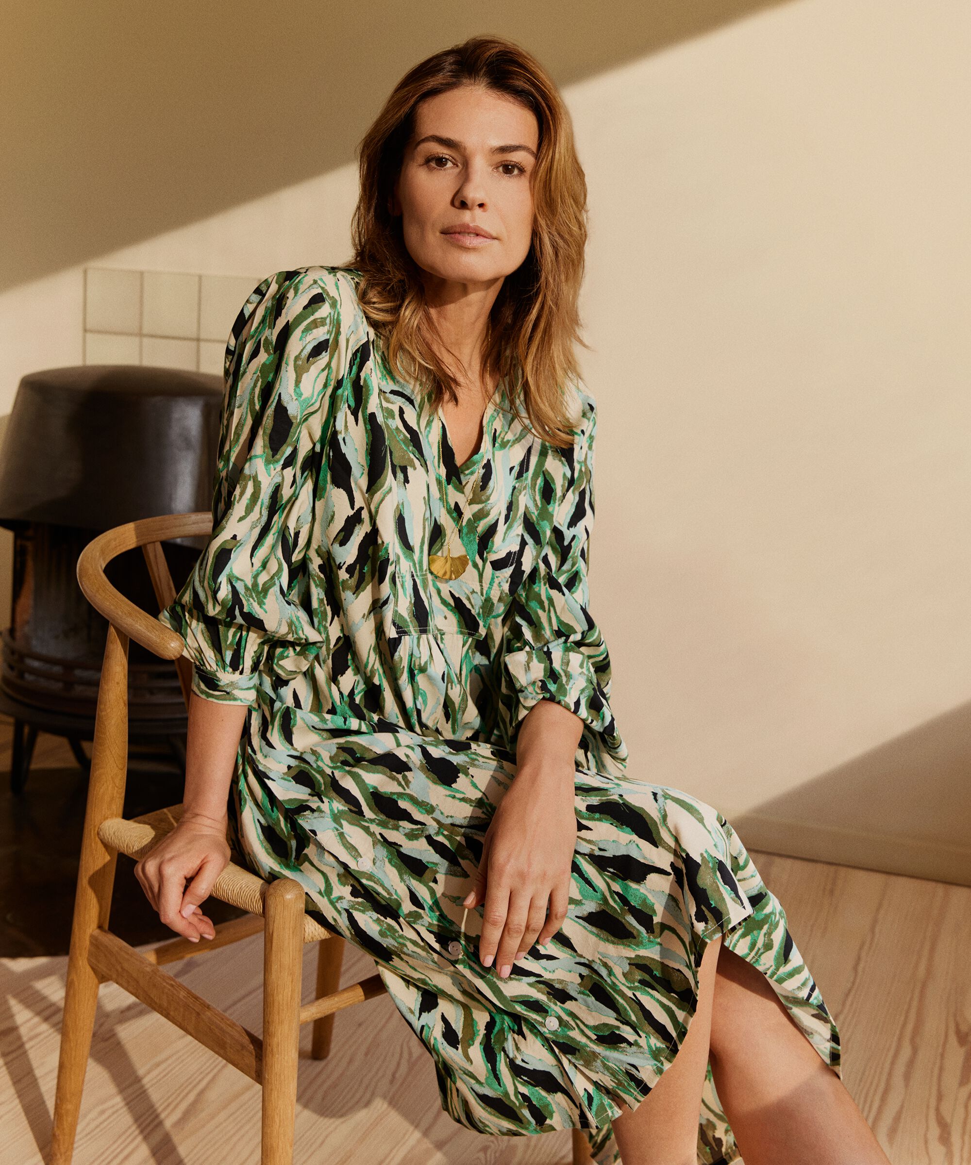 Bedrucktes Kleid mit V-Ausschnitt und Falten hinten, D. Lichen Green