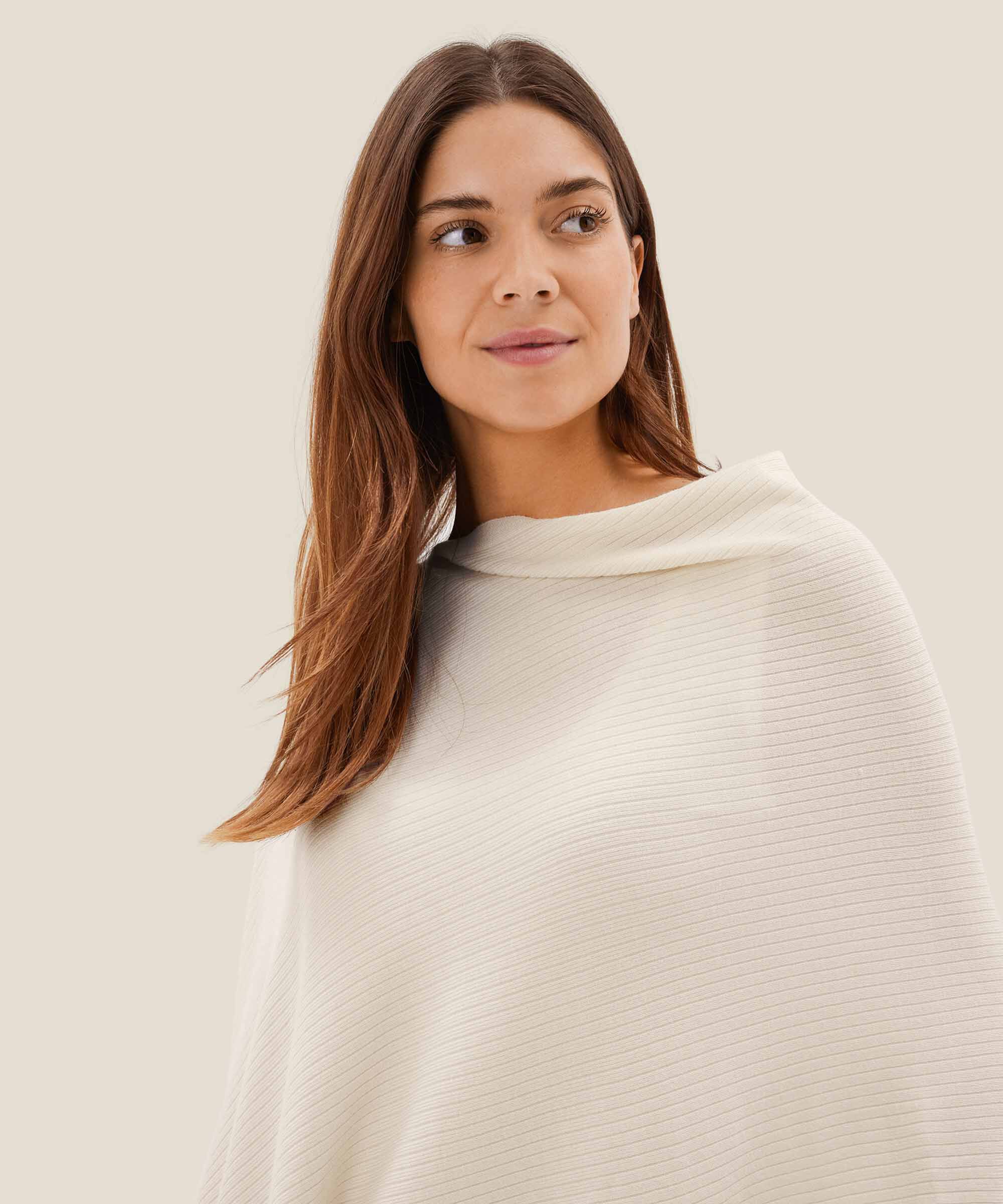 Gestrickter Poncho mit asymmetrischem Boden, Jet Stream