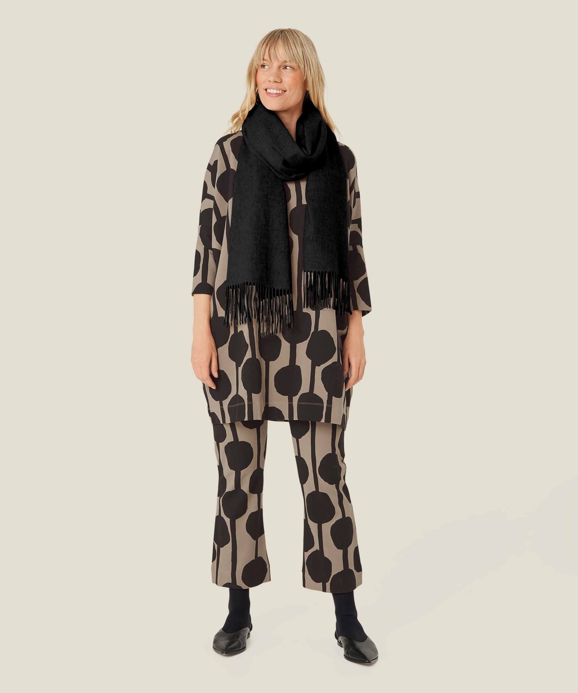 großer Wollschal mit Fransen, Black