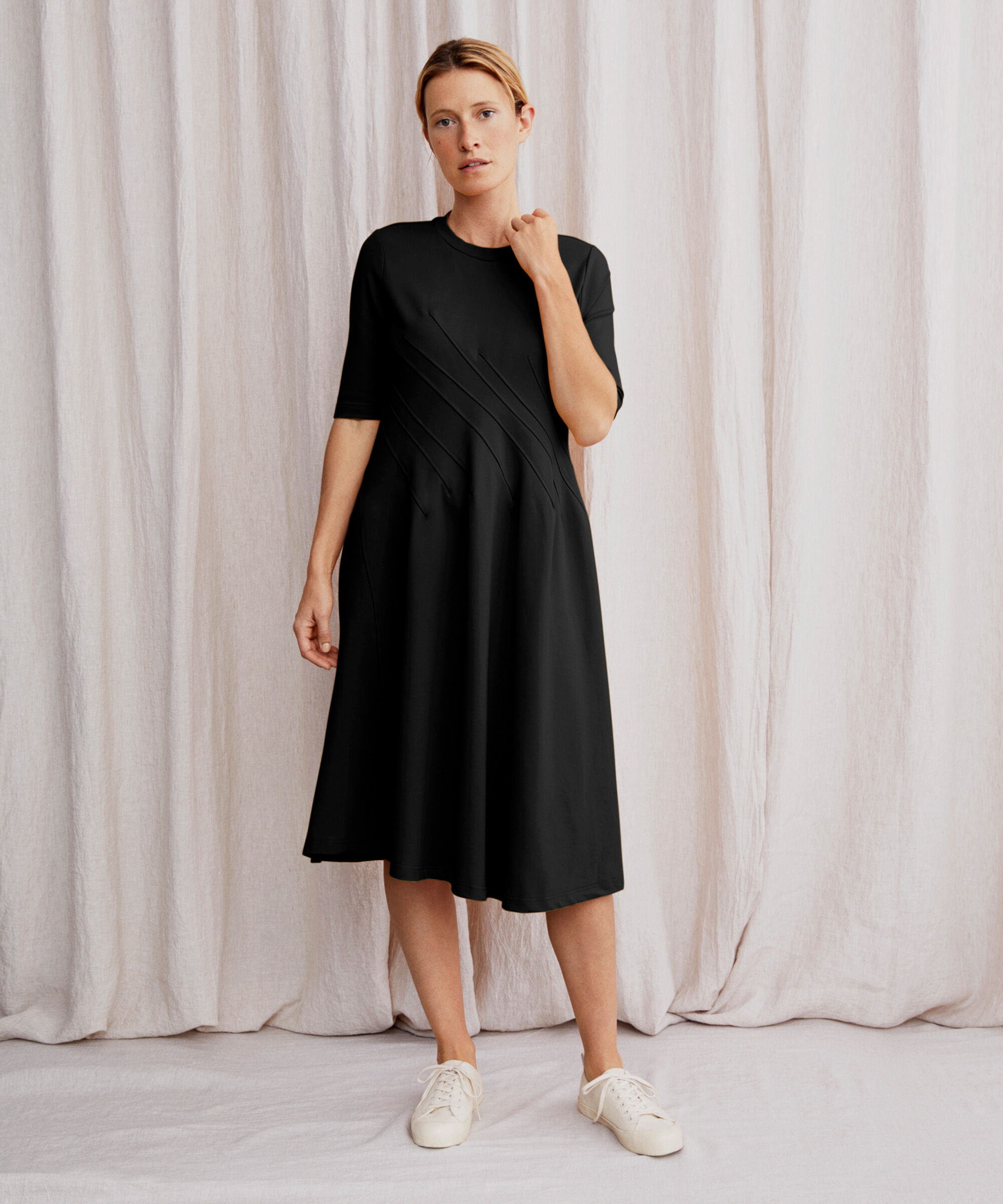 Jerseykleid mit Ziernähten, Black
