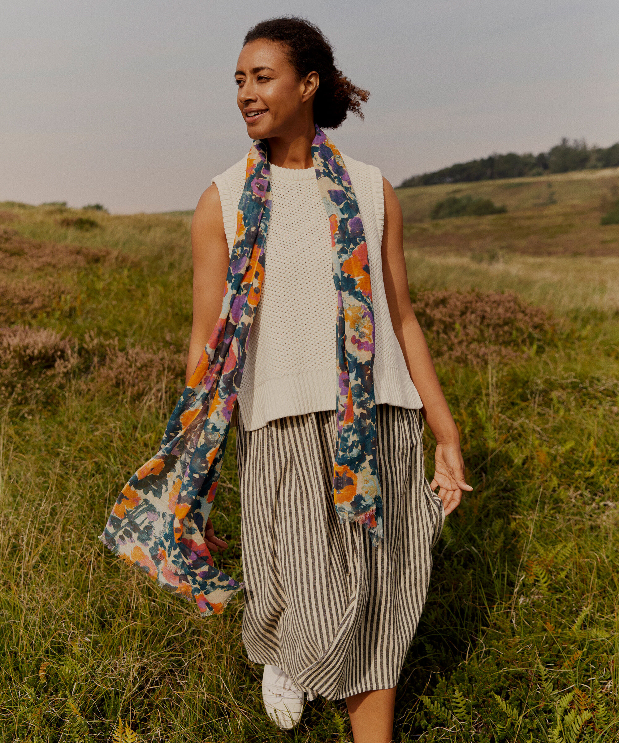 Schal mit Blumenmuster aus Baumwollmix, Meadow Violet