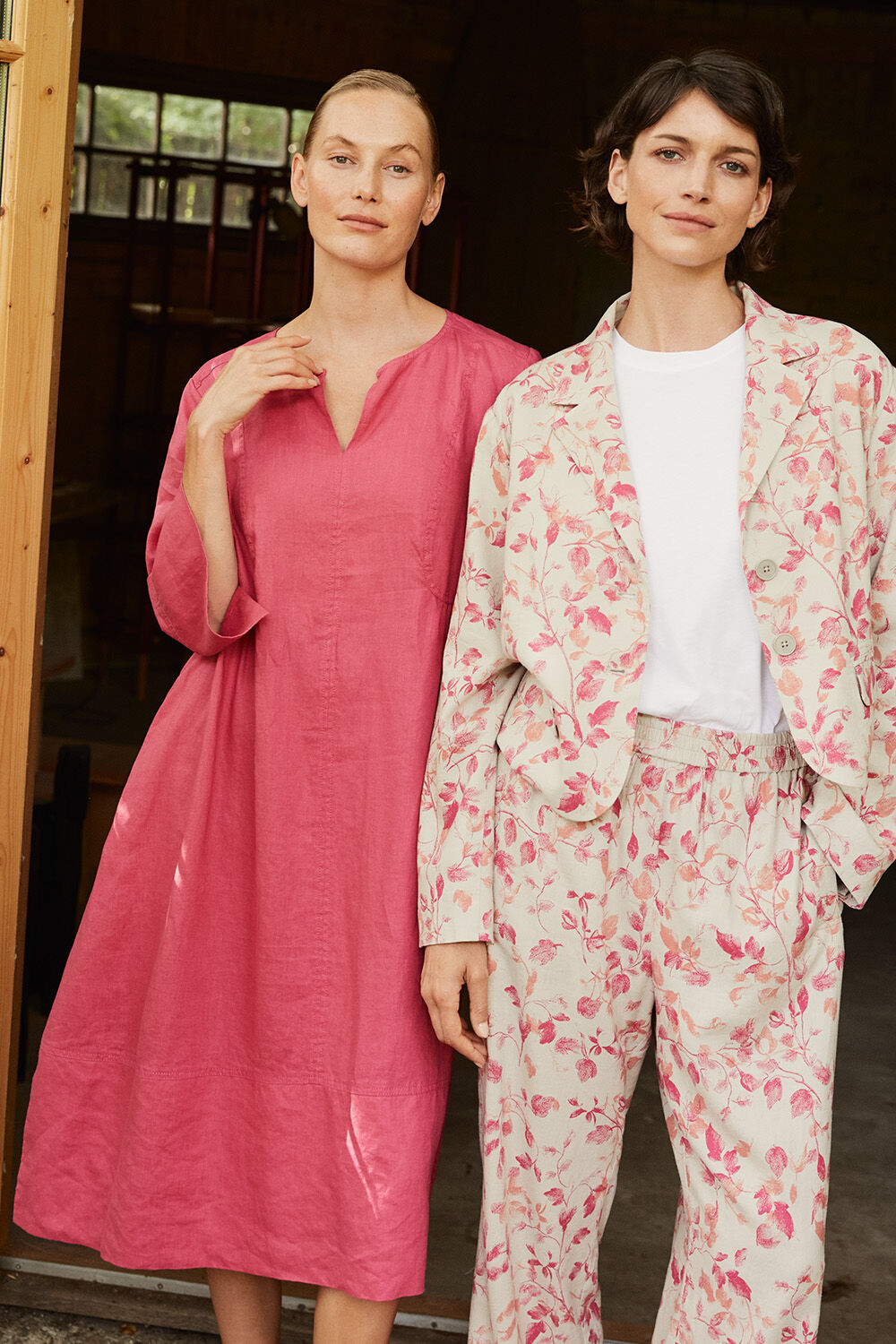 Leinenkleid mit Falten im R&uuml;cken und Schlitzen an den Seiten - Carmine, kurzer Blazer mit Blumenmuster - Carmine, T-Shirt mit Rundhals und 1/2 &Auml;rmeln - White, Gebl&uuml;mte Hose mit elastischem Bund - Carmine