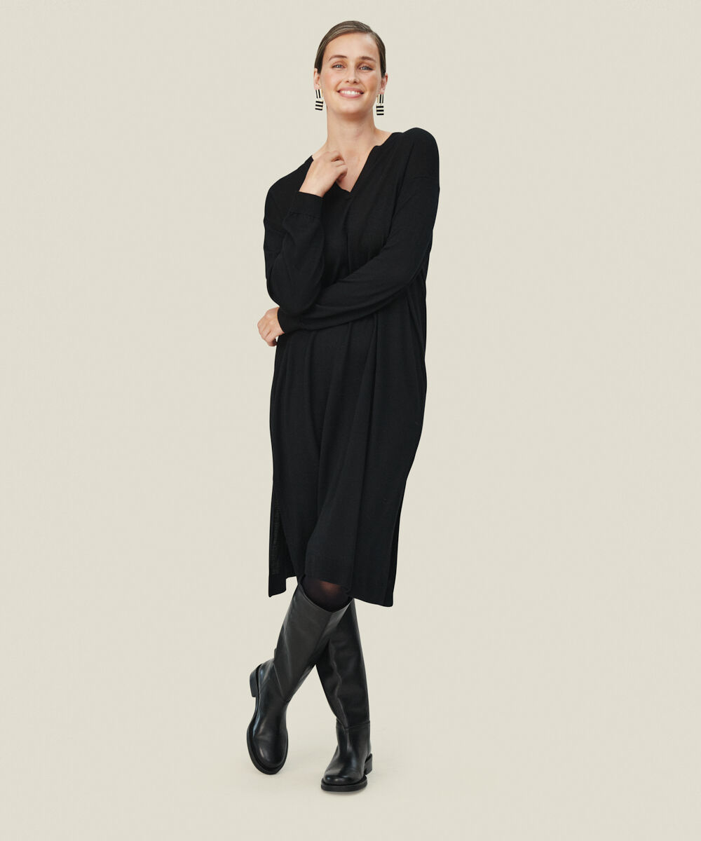 Strickkleid mit Rollkragen und Schlitzen, Black