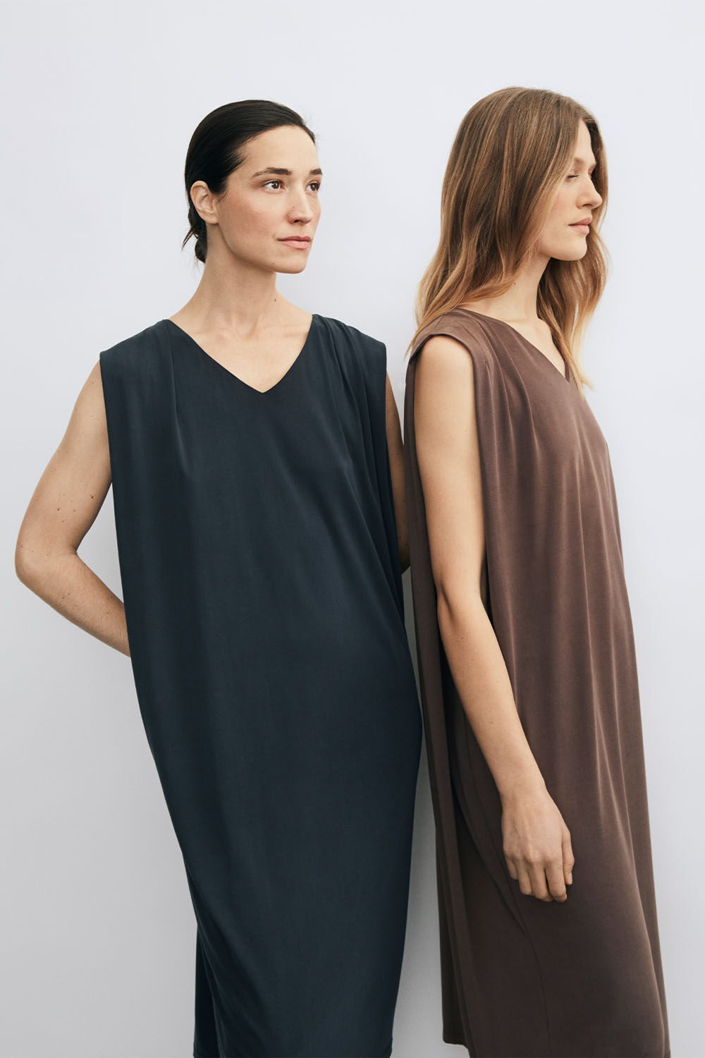 &Auml;rmelloses Jerseykleid mit V-Ausschnitt - Anthracite, &Auml;rmelloses Jerseykleid mit V-Ausschnitt - Pinecone