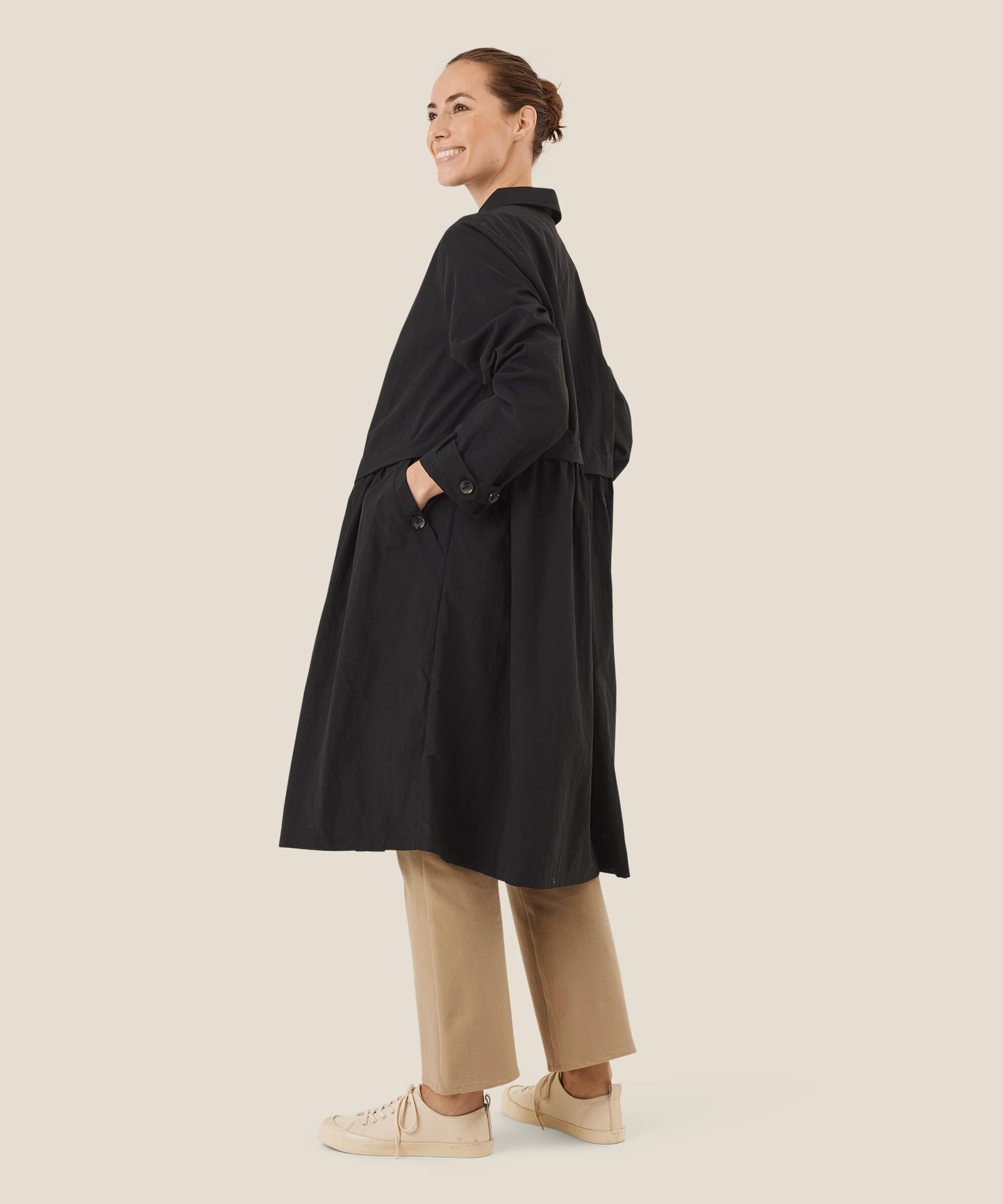 Tilia Mantel, Black