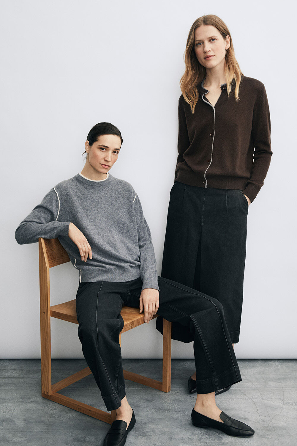 Kaschmirpullover mit Rundhals - M. Grey mel., Weit geschnittene Denim-Jeans mit B&uuml;gelfalten - Black, Cardigan aus Kaschmir mit Kontrastkanten - Chocolate Plum