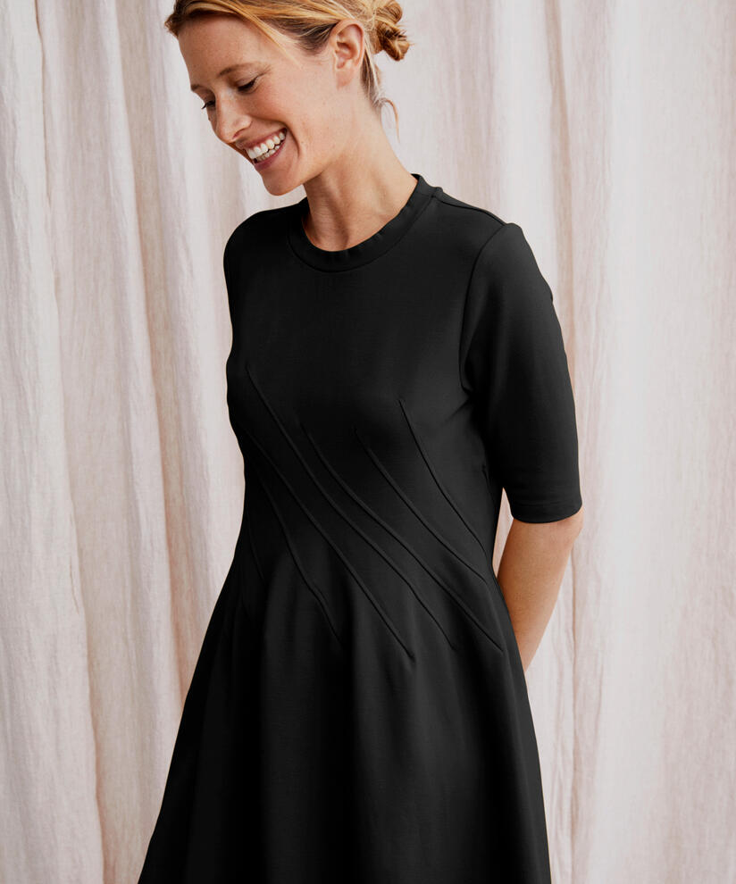Jerseykleid mit Ziernähten, Black
