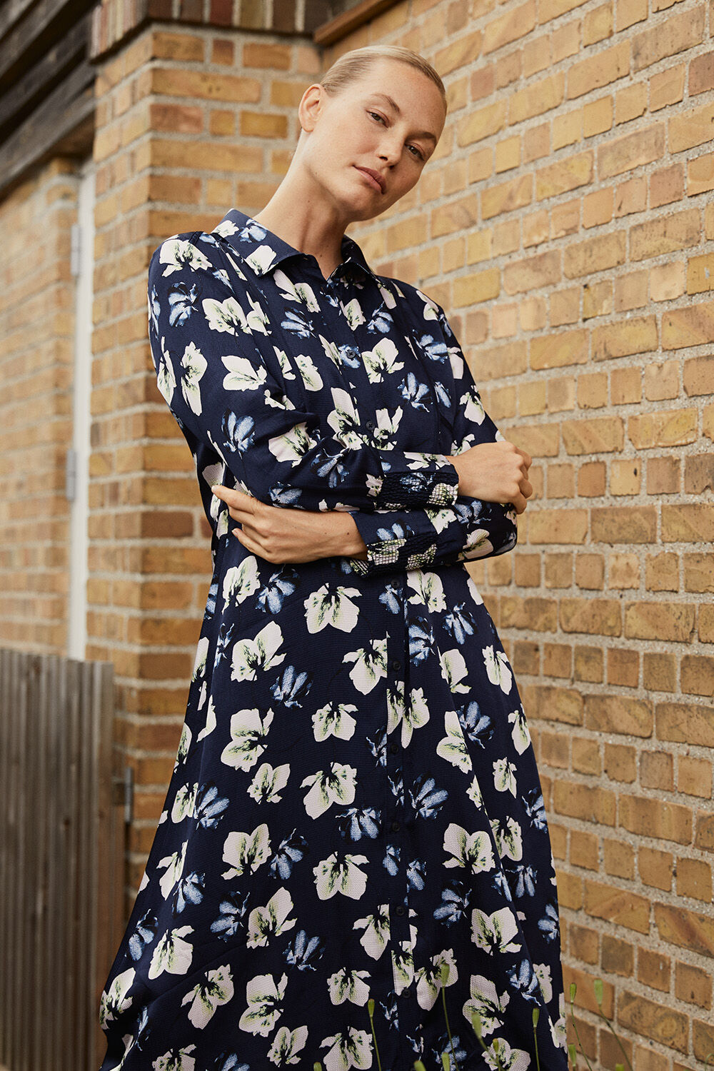 Viskosekleid mit Knopfleiste und Blumenmuster - Navy Blazer, Ohrringe mit geh&auml;mmertem Finish - Silver, Unterkleid Mit Verstellbaren Tr&auml;gern - Cream