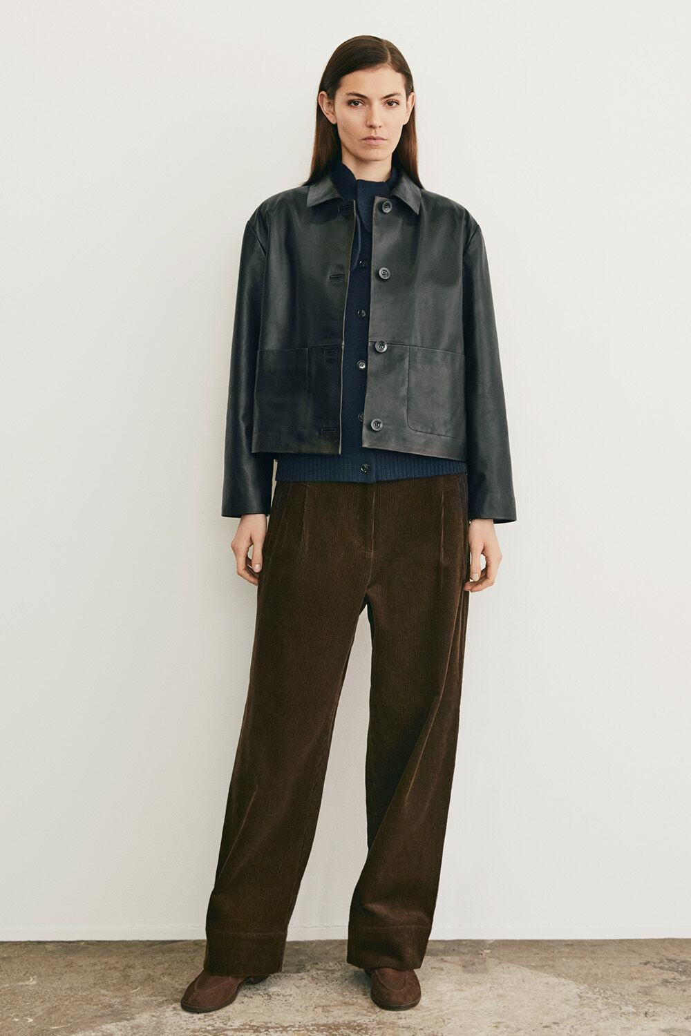 Kurze Jacke mit Hemdkragen und Kn&ouml;pfen - Black, Weicher Woll-Cardigan mit Bindeband am Hals - Dress Blue, Baumwoll-Cordhose mit Falten und Gummizug - Slate Black