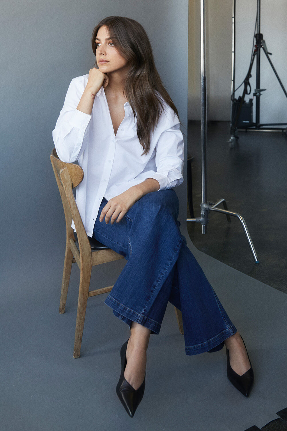 Baumwollhemd mit l&auml;ngerem R&uuml;cken - White, Jeans mit Stretch und weitem Bein - Blue Denim