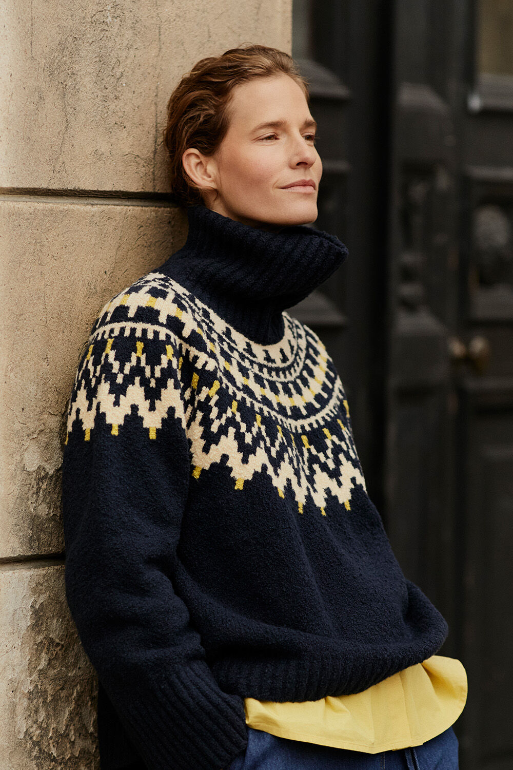 Rollkragenpullover mit gerippten Kanten - Navy Blazer, Button-down-hemdbluse Aus Baumwolle - Golden Green, Jeanshose mit weitem Bein und elastischem Bund - Dark Denim